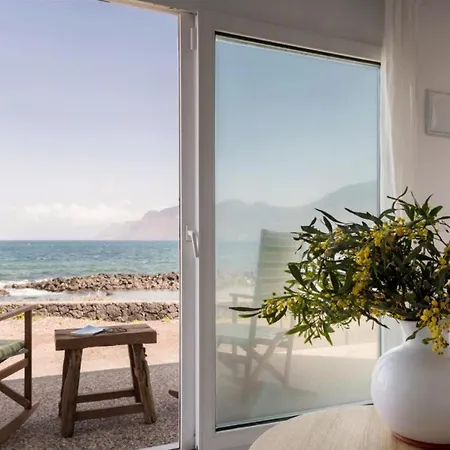 Casa Charcon Bajo, En Primera Linea De Mar - Lanzarote